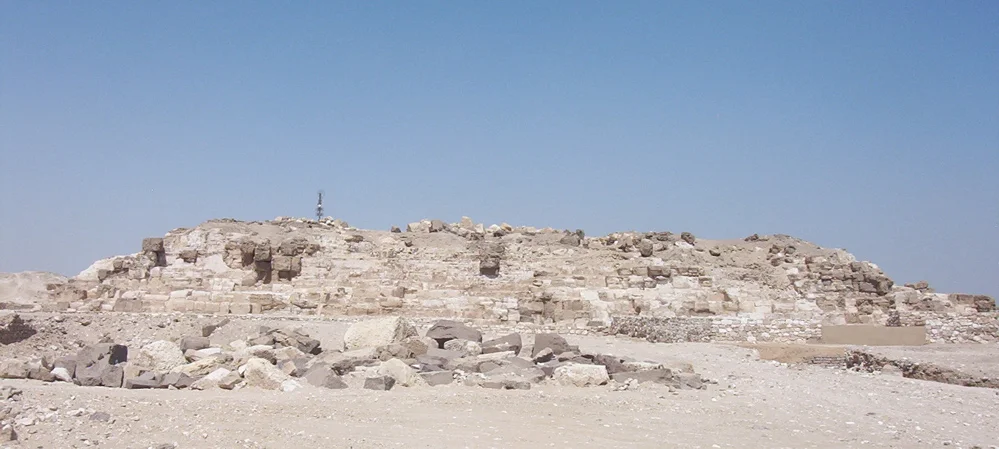Ruinas de la pirámide de Dyedefra en Abu Rawash